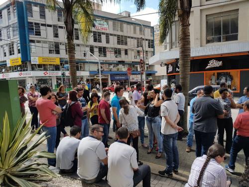 Trabalhadores da Cobra Tecnologia cruzam os braços Trabalhadores da Cobra Tecnologia cruzam os braços